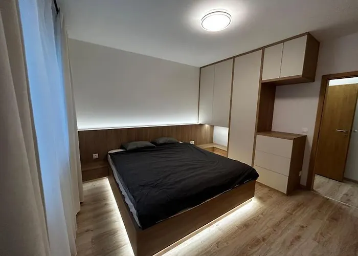 New 2 Bedroom Apartment By The Airport - Free Parking