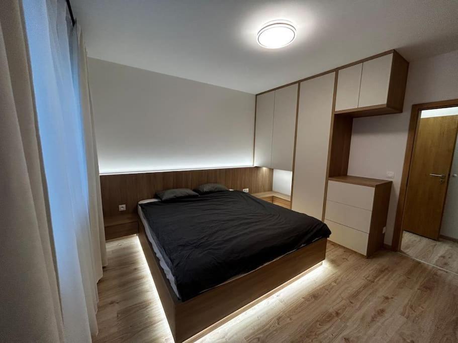 New 2 Bedroom By The Airport - Free Parking Bratislava