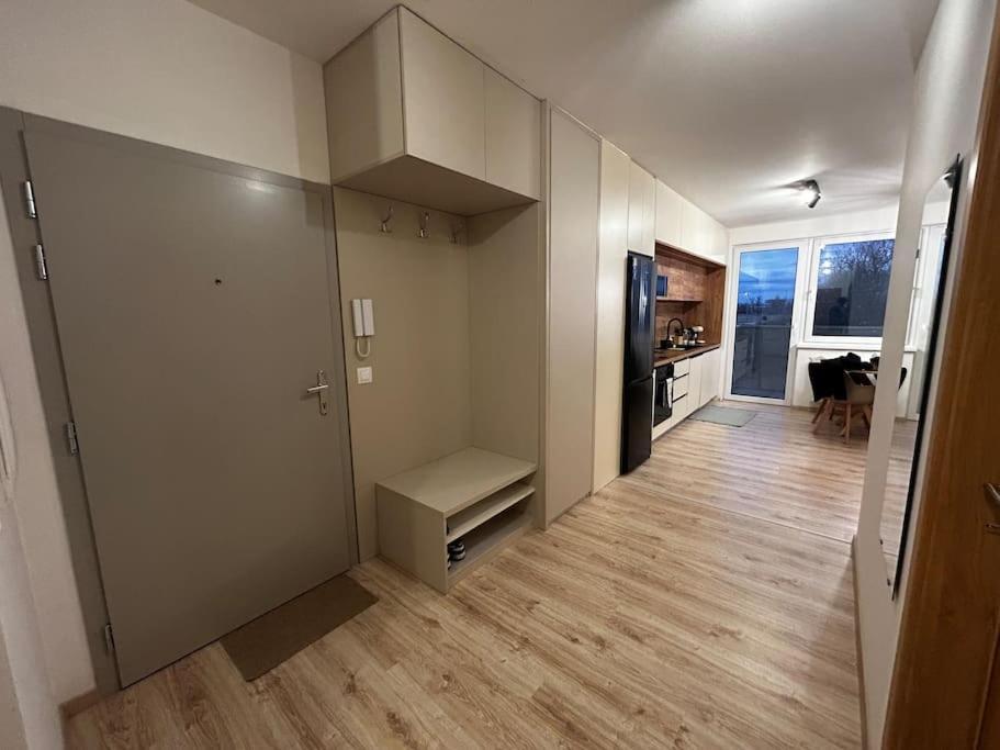 New 2 Bedroom By The Airport - Free Parking Apartment