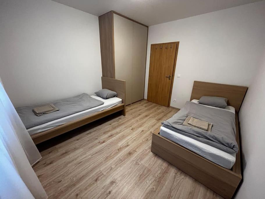 New 2 Bedroom By The Airport - Free Parking