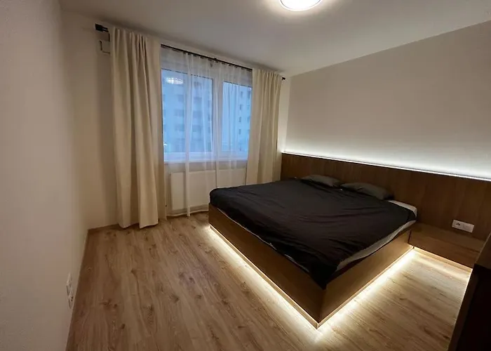 New 2 Bedroom Apartment By The Airport - Free Parking