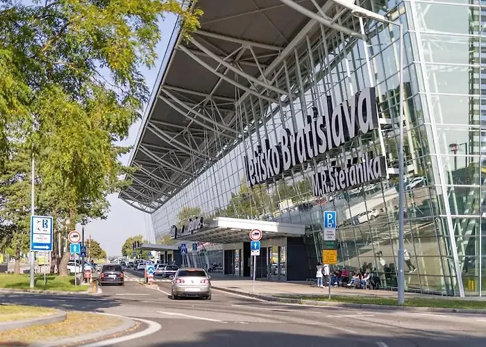 New 2 Bedroom Apartment By The Airport - Free Parking