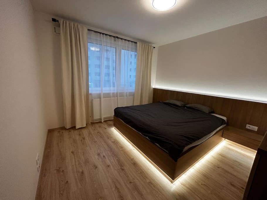 New 2 Bedroom By The Airport - Free Parking Appartamento