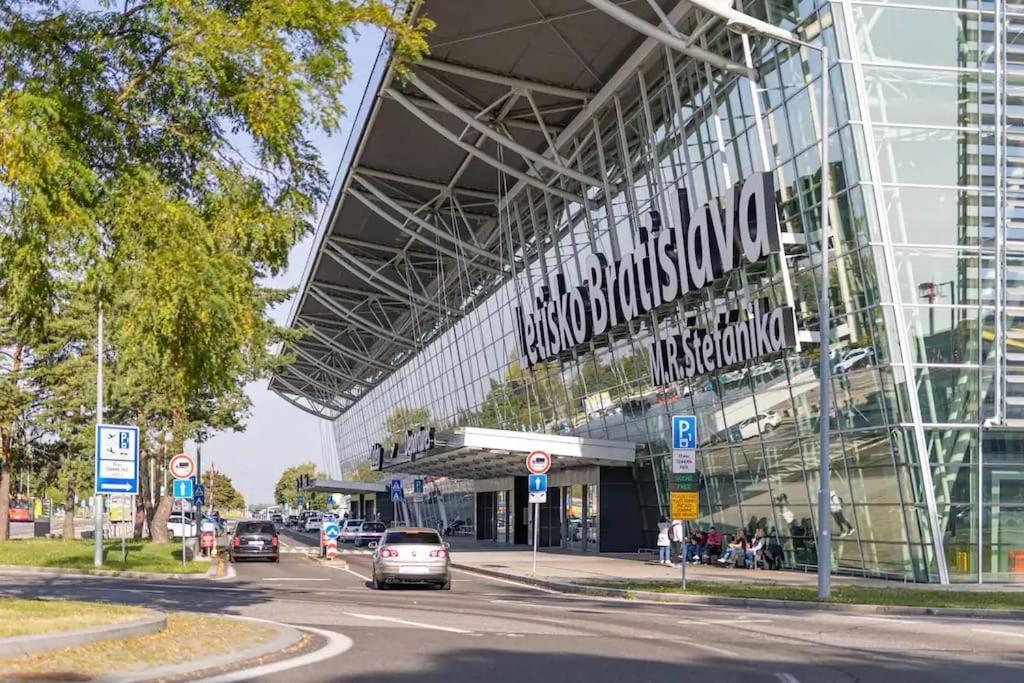 Appartamento New 2 Bedroom By The Airport - Free Parking